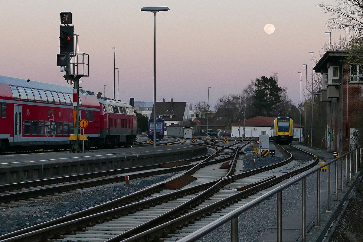 Vollmond (|) - Während RE 3245, Aulendorf - Enzisweiler, den Bahnhof von Friedrichshafen verlässt, befindet sich ein Triebwagen der BOB auf Rangierfahrt und ein 612er ist auf dem Stumpengleis am ehemaligen Stellwerk abgestellt (20.03.2019).