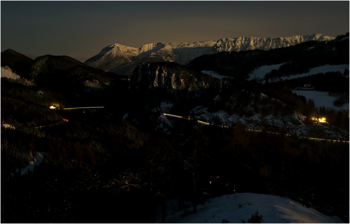 Vollmondaufgang am Zwanzig-Schilling-Blick am 6.1.2015. Während der Langzeitbelichtung von ca. 12 Minuten fuhren ein RJ und ein 4020 über den markanten Streckenabschnitt zw. Breitenstein und Kalte Rinne Viadukt.