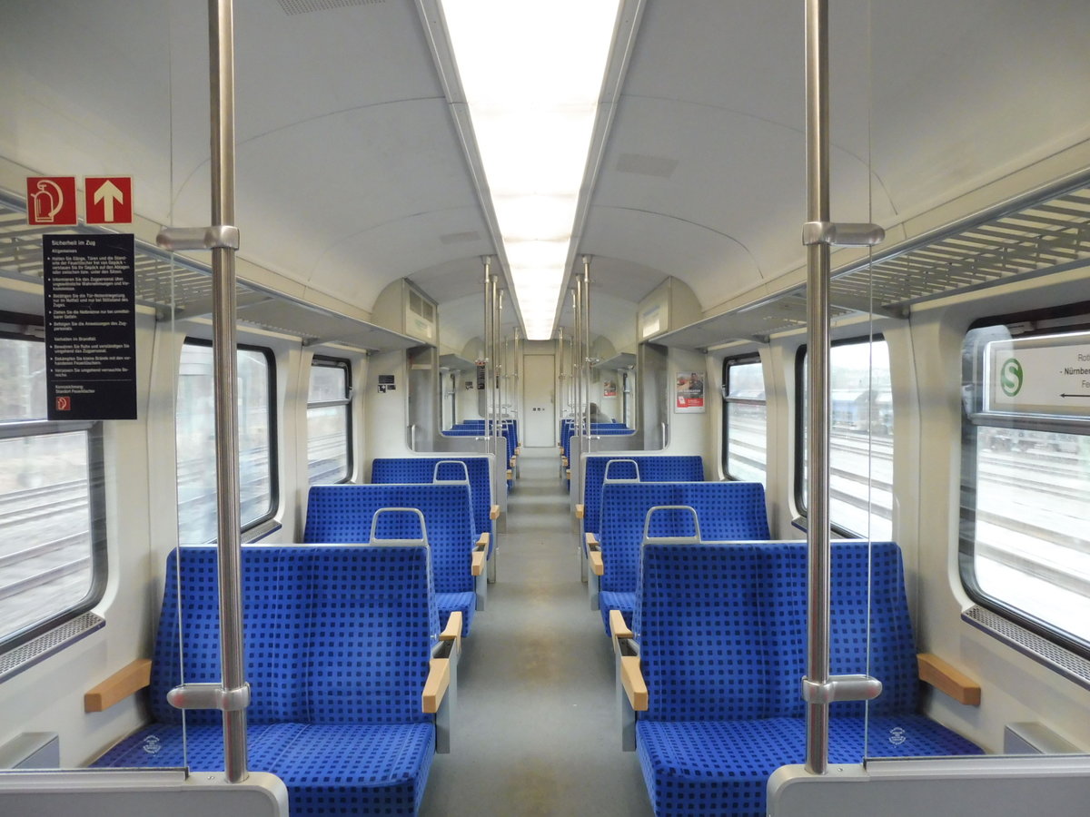 Vollständig Modernisierter 2.Klasse Innenraum mit Sitzbänken eines x-Wagens der S-Bahn Nürnberg, Februar 2018