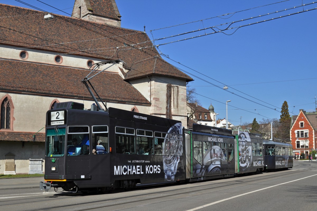 Vollwerbezug mit dem Be 4/6 S 669 und dem B 1458 machen Werbug für Michael Kors, anlässlich der Messe Basel World 15. Hier fährt der Zug zur Haltestelle Kunstmuseum. Die Aufnahme stammt vom 12.03.2015.