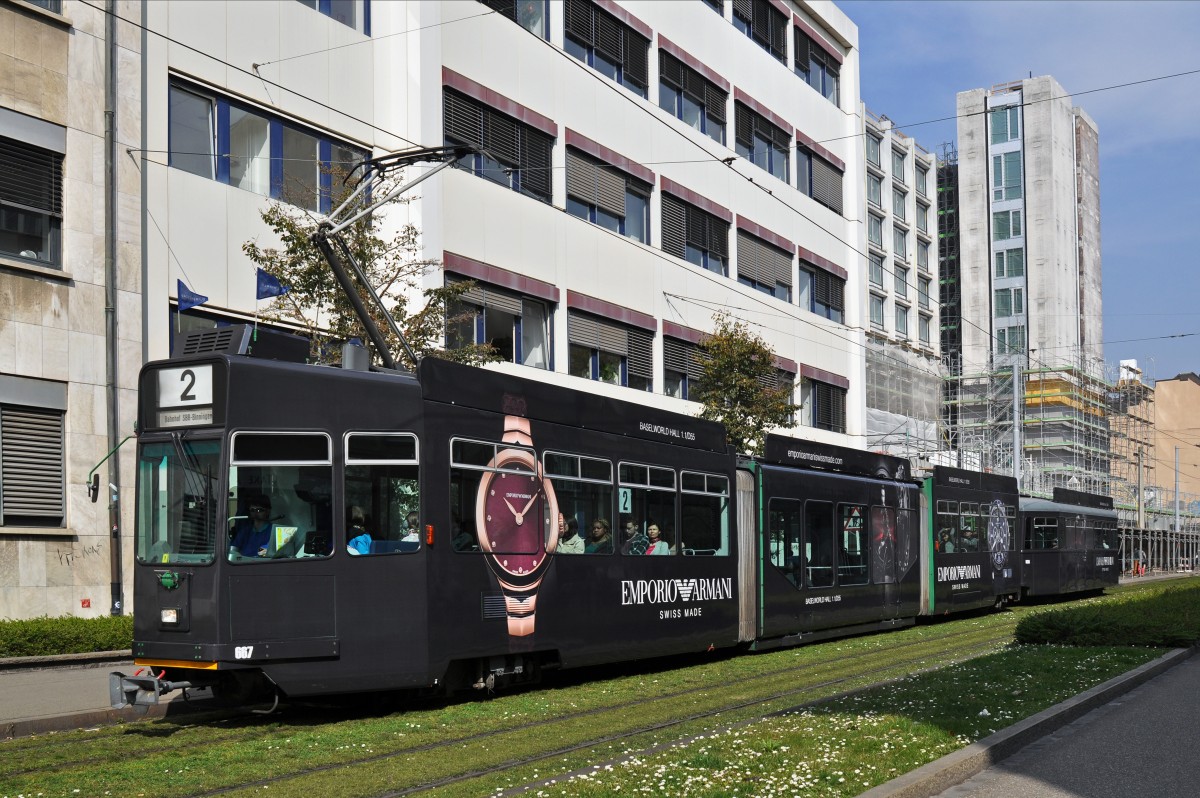 Vollwerbezug mit dem Be 4/6 667 und dem B 1434 machen Werbung für Emporio Armani, anlässlich der Messe Basel World 15. Hier fährt der Wagen auf der Linie 2 zur Haltestelle Gewerbeschule. Die Aufnahme stammt vom 18.03.2015.