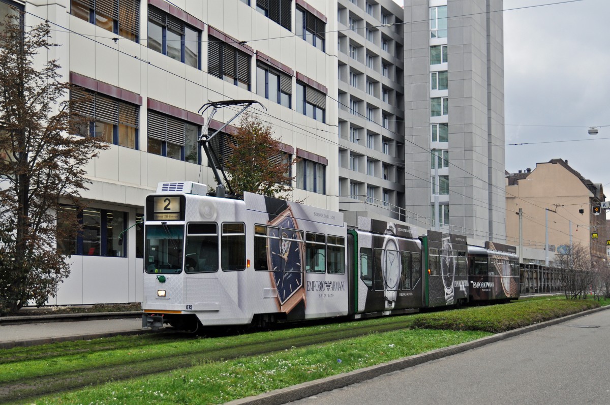 Vollwerbezug, mit dem Be 4/6 S 675 und dem B 1459, macht Werbung für Emporio Armani, anlässlich der Basel World 2016. Der Zug fährt hier auf der Linie 2 zur Haltestelle Gewerbeschule. Die Aufnahme stammt vom 08.02.2016.