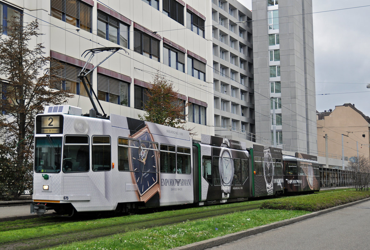Vollwerbezug, mit dem Be 4/6 S 675 und dem B 1459, macht Werbung für Emporio Armani, anlässlich der Basel World 2016. Der Zug fährt hier zur Haltestelle Gewerbeschule. Die Aufnahme stammt vom 08.03.2016.