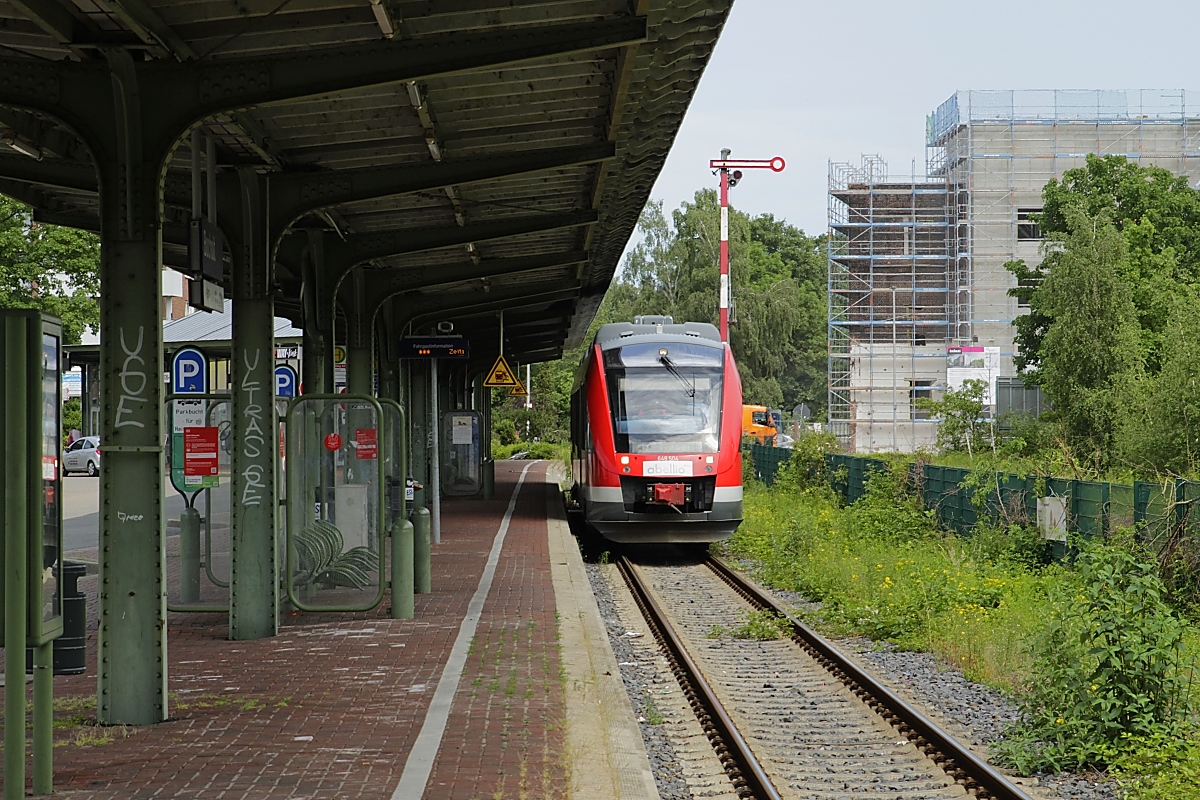 Vom 05.07. bis 11.12.2021 wird die Strecke Wesel - Bocholt wegen Elektrifizierungsarbeiten komplett gesperrt. Am 15.06.2021 steht der DB-648 504 mit Abellio-Aufkleber abfahrbereit in Bocholt. Heute deutet nur wenig darauf hin, dass Bocholt einmal Kreuzungsbahnhof der Bahnstrecken Wesel - Winterswijk/Niederlande und Empel-Rees - Münster war. Im Zuge der Bauarbeiten wird der Bahnsteig modernisiert, das denkmalgeschützte Bahnsteigdach bleibt aber erhalten. Beabsichtigt ist, nach der Elektrifizierung den RE 19 Düsseldorf - Arnheim in Wesel zu flügeln und einen Zugteil nach Bocholt durchzubinden, damit könnten die Bocholter ohne Umsteigen in die Landeshauptstadt fahren.