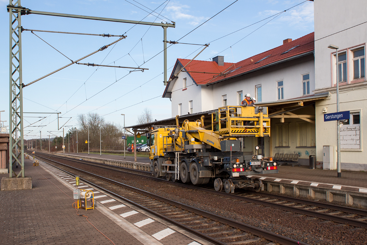 Vom 11. März bis 22. Mai 2017 finden in und um Gerstungen Gleisinstandsetzungen statt. Am späten Nachmittag erstgenannten Tages wurde am Gleis 1 ein Zweiwegefahrzeug fotografiert. Feierabend steht an.