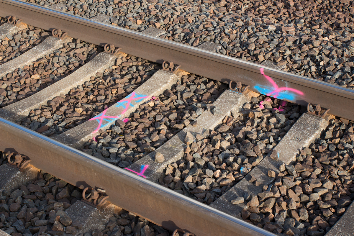 Vom 11. März bis 22. Mai 2017 finden in und um Gerstungen Gleisinstandsetzungen statt. Ein instandsetzungsbedürftiger Teil eines der beiden Hauptgleise im Bahnhof Gerstungen wurde am 11.03.17 fotografiert.