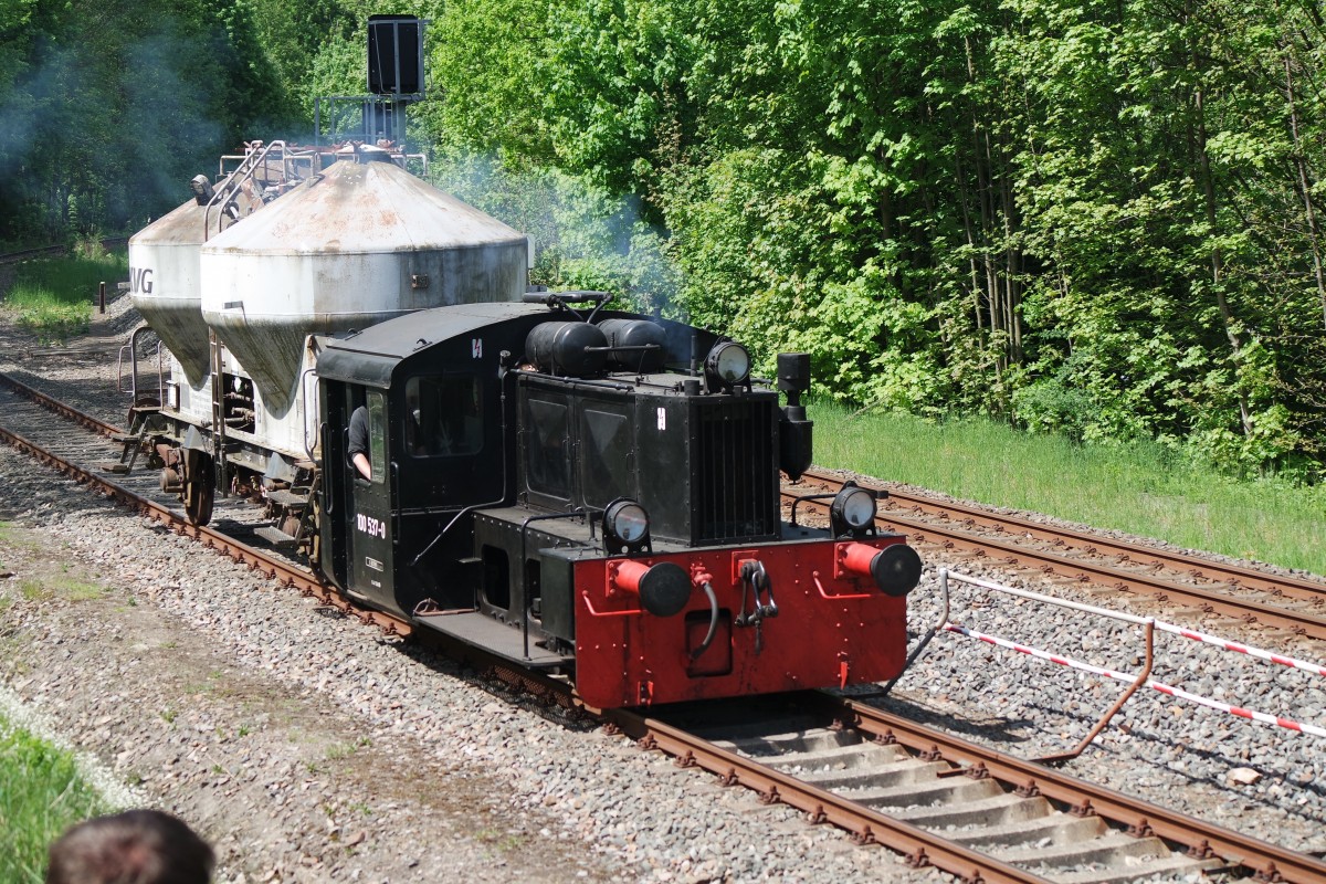 Vom 14.05.-17.05.2015 fanden im Eisenbahnmuseum Schwarzenberg die 23. Eisenbahntage statt.Kö 100 537 zieht bei der Lokparade einen Zementwagen an den Zuschauern vorbei.17.05.2015.