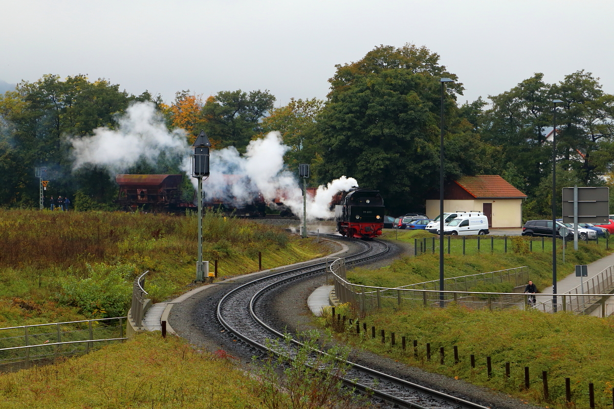 Vom 16.-18.10.2015 fand die alljährliche Herbstveranstaltung der IG HSB statt. Am Vormittag des 16.10.2015 gab es in diesem Rahmen Fotofahrten, u.a. mit dem im Hintergrund zu sehenden Güterzug, zwischen Wernigerode und Hasserode. Nach Abschluß derselben kehrt nun 99 6001 zurück ins Bw Wernigerode, wo Kohle- und Wasservorräte ergänzt werden. Danach geht es im zweiten Teil der Veranstaltung mit einem Sonderzug hinauf zum Brocken.