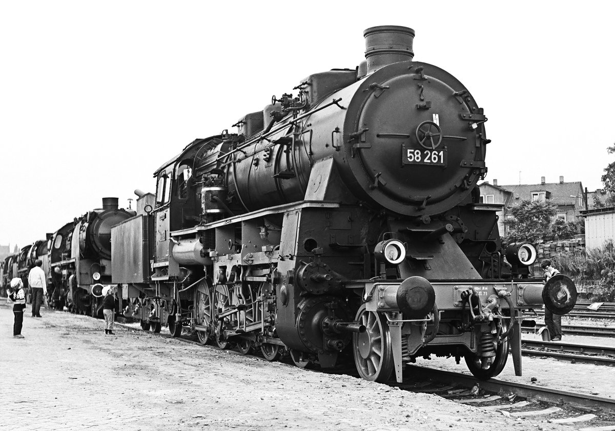 Vom 18. bis 26. August 1984 fand anläßlich des Jubiläums  100 Jahre Schmalspurbahn Radebeul - Radeburg  in Radebeul Ost eine Fahrzeugausstellung statt. Dabei war auch 58 261. Die Lok wurde 1921 bei Brown Boveri & Cie. (Mannheim), gebaut und als G 12  1047  bei der Badischen Staatsbahn in Dienst gestellt. 1971 wurde sie DR-Traditionslok, Eigentümer ist das Verkehrsmuseum Dresden, sie steht heute im Sächsischen Eisenbahnmuseum Chemnitz