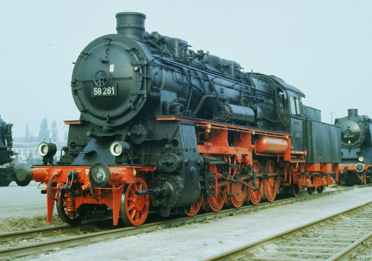 Vom 18. bis 26. August 1984 fand anläßlich des Jubiläums  100 Jahre Schmalspurbahn Radebeul - Radeburg  in Radebeul Ost eine Fahrzeugausstellung statt. Dabei war auch 58 261. Die Lok wurde 1921 bei Brown Boveri & Cie. (Mannheim), gebaut und als G 12  1047  bei der Badischen Staatsbahn in Dienst gestellt. 1971 wurde sie DR-Traditionslok, Eigentümer ist das Verkehrsmuseum Dresden, sie steht heute im Sächsischen Eisenbahnmuseum Chemnitz