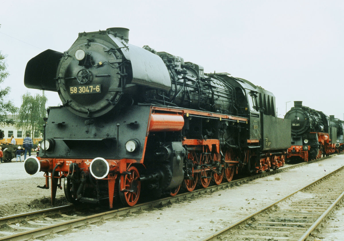 Vom 18. bis 26. August 1984 fand anläßlich des Jubiläums  100 Jahre Schmalspurbahn Radebeul - Radeburg  in Radebeul Ost eine Fahrzeugausstellung statt. Dabei war auch 58 3047. Die Lok wurde 1920 bei Linke-Hofmann-Werke AG in Breslau gebaut und als G 12  Erfurt 5672  bei der KPEV in Dienst gestellt. 1981 wurde sie DR-Traditionslok, kam 1992 zum VM Dresden und gehört seit 1996 dem DB Museum.