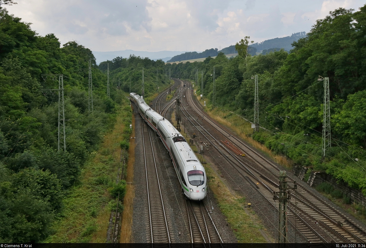 Vom 24. April bis zum 16. Juli 2021 war die Schnellfahrstrecke Hannover–Würzburg im Abschnitt zwischen Kassel und Göttingen wegen Sanierungsarbeiten gesperrt. Die Fernzüge wurden währenddessen über Eichenberg und Hann. Münden oder Bebra umgeleitet.
Soeben schlängelt sich 411 052-4 (Tz 1152  Travemünde ), von Kassel kommend, in den Bahnhof Eichenberg, wo er auch halten wird.

🧰 DB Fernverkehr
🚝 ICE 1672  Strelasund  (Linie 26) Karlsruhe Hbf–Hamburg-Altona
🚩 Bahnstrecke Halle–Hann. Münden (KBS 590)
🕓 10.7.2021 | 11:36 Uhr
