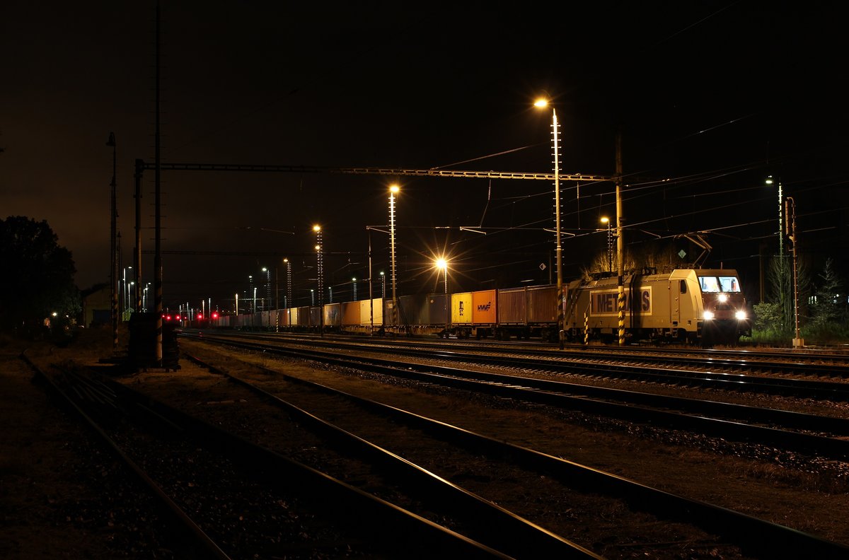 Vom 24.11.17 Nachmittag bis 27.11.17 früh ist erneut das Elbtal für den Eisenbahnverkehr gesperrt. Die Züge werden über Cheb und PlauenV. oberer Bahnhof oder Marktredwitz, Hof und Plauen/V. oberer Bahnhof umgeleitet.
386 018-6 (METRANS) mit einem Container zu sehen am 25.11.17 in Tršnice.