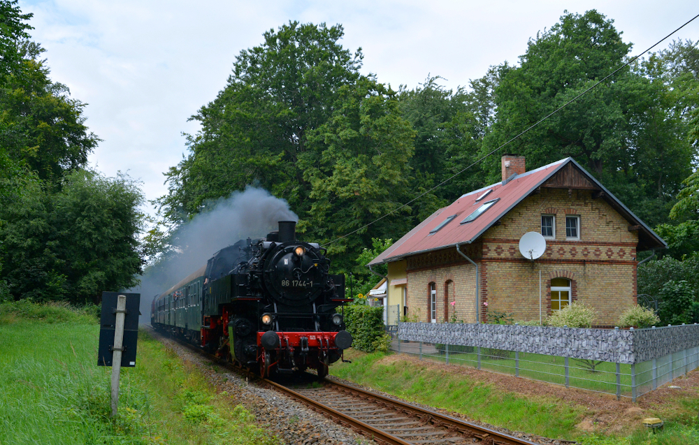 Vom 29.07. - 01.08.2021 veranstaltete die Pressnitztalbahn (PRESS) historischen Nahverkehr auf Rügen. An den vier Tagen fuhren auf der RB26 Bergen auf Rügen - Lauterbach Mole von früh bis abends anstatt des sonst dort verkehrenden Regioshuttle Loks und Waggons aus Reichsbahnzeiten. Der Zug war auf Grund des straffen Fahrplans und der fehlenden Umsetzmöglichkeit in Lauterbach Mole als „Sandwich“ mit 86 1744-1 und 114 703-2 bespannt, hier am 31.07.2021 beim ehemaligen Hp Pastitz aufgenommen.