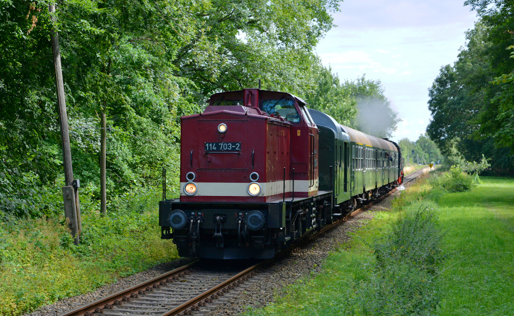 Vom 29.07. - 01.08.2021 veranstaltete die Pressnitztalbahn (PRESS) historischen Nahverkehr auf Rügen. An den vier Tagen fuhren auf der RB26 Bergen auf Rügen - Lauterbach Mole von früh bis abends anstatt des sonst dort verkehrenden Regioshuttle Loks und Waggons aus Reichsbahnzeiten. Der Zug war auf Grund des straffen Fahrplans und der fehlenden Umsetzmöglichkeit in Lauterbach Mole als „Sandwich“ mit 86 1744-1 und 114 703-2 bespannt, hier am 31.07.2021 beim ehemaligen Hp Pastitz aufgenommen.