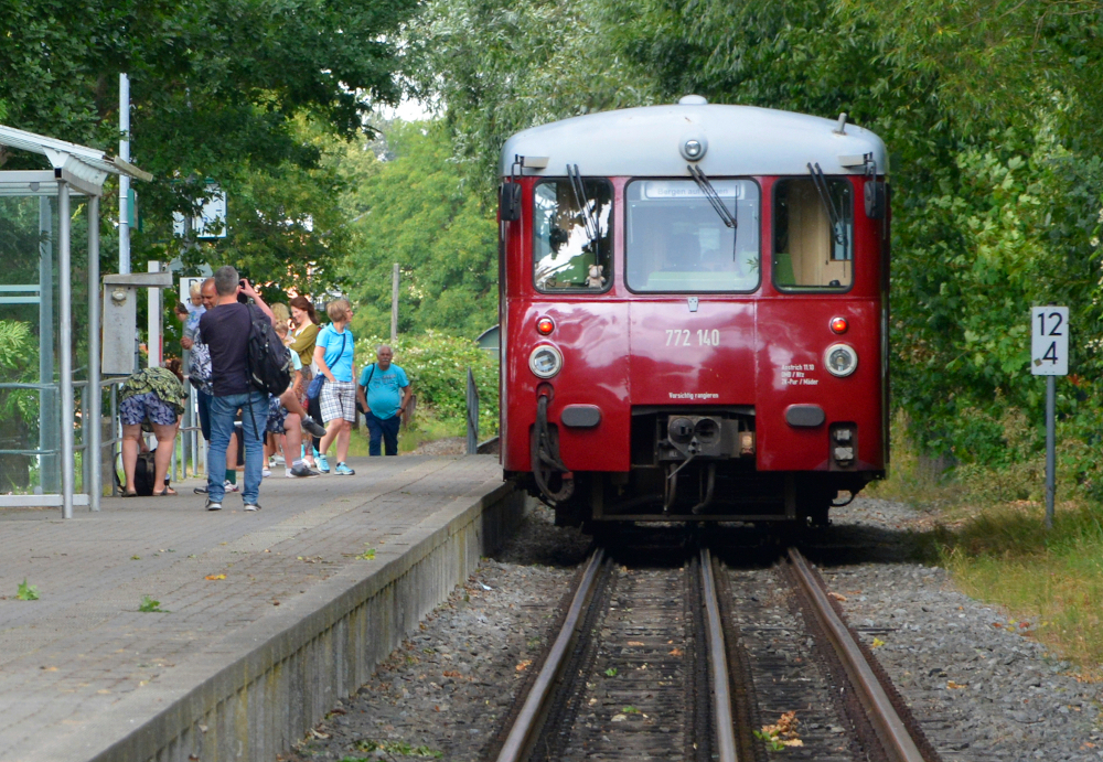 Vom 29.07. - 01.08.2021 veranstaltete die Pressnitztalbahn (PRESS) historischen Nahverkehr auf Rügen. An den vier Tagen fuhren auf der RB26 Bergen auf Rügen - Lauterbach Mole von früh bis abends anstatt des sonst dort verkehrenden Regioshuttle Loks und Waggons aus Reichsbahnzeiten sowie die bekannten Dieseltriebwagen namens  Ferkeltaxi . Auf dem Dreischienengleis zwischen Putbus und Lauterbach Mole wechselten sich die Normal- und Schmalspurfahrzeuge im ein- bis zweistündigen Takt ab.
Das „Ferkeltaxi“ 772 140 wartete mit 772 141 in Lauterbach Mole auf die Rückfahrt nach Bergen. Die Aufnahme entstand außerhalb des Gefahrenbereichs am Gleisende durch den Prellbock gesichert. Aufnahme vom 31.07.2021.