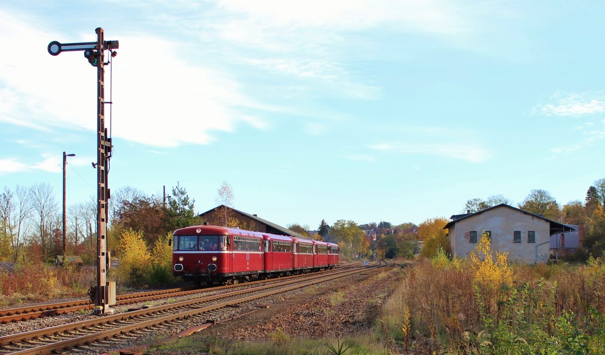 Vom 29.10.-02.11.18 waren 798 752-2, 998 159-7, 998 880-9, 998 784-4 und 798 662-7 unterwegs.
Am 30.10.18 fuhren die Triebwagen von Gera über Saalfeld nach Blankenstein und zurück nach Gera.
Hier zu sehen bei der Ausfahrt in Pößneck oberer Bahnhof.