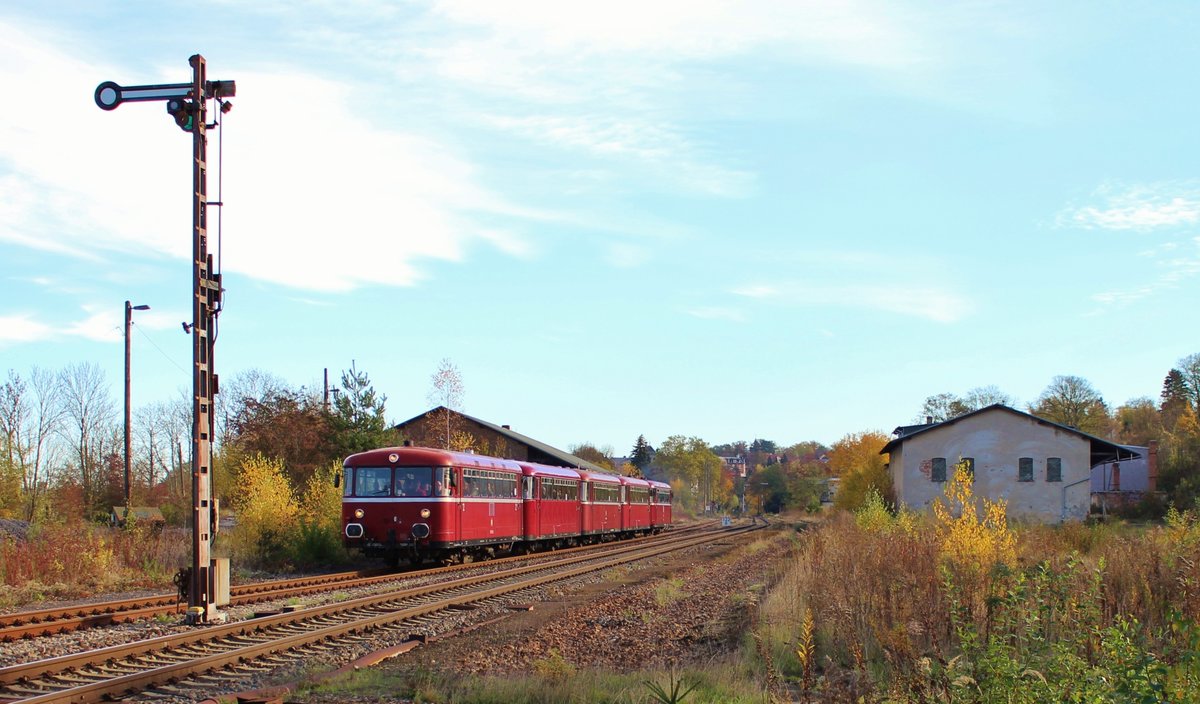 Vom 29.10.-02.11.18 waren 798 752-2, 998 159-7, 998 880-9, 998 784-4 und 798 662-7 unterwegs.
Am 30.10.18 fuhren die Triebwagen von Gera über Saalfeld nach Blankenstein und zurück nach Gera.
Hier zu sehen bei der Ausfahrt in Pößneck oberer Bahnhof.