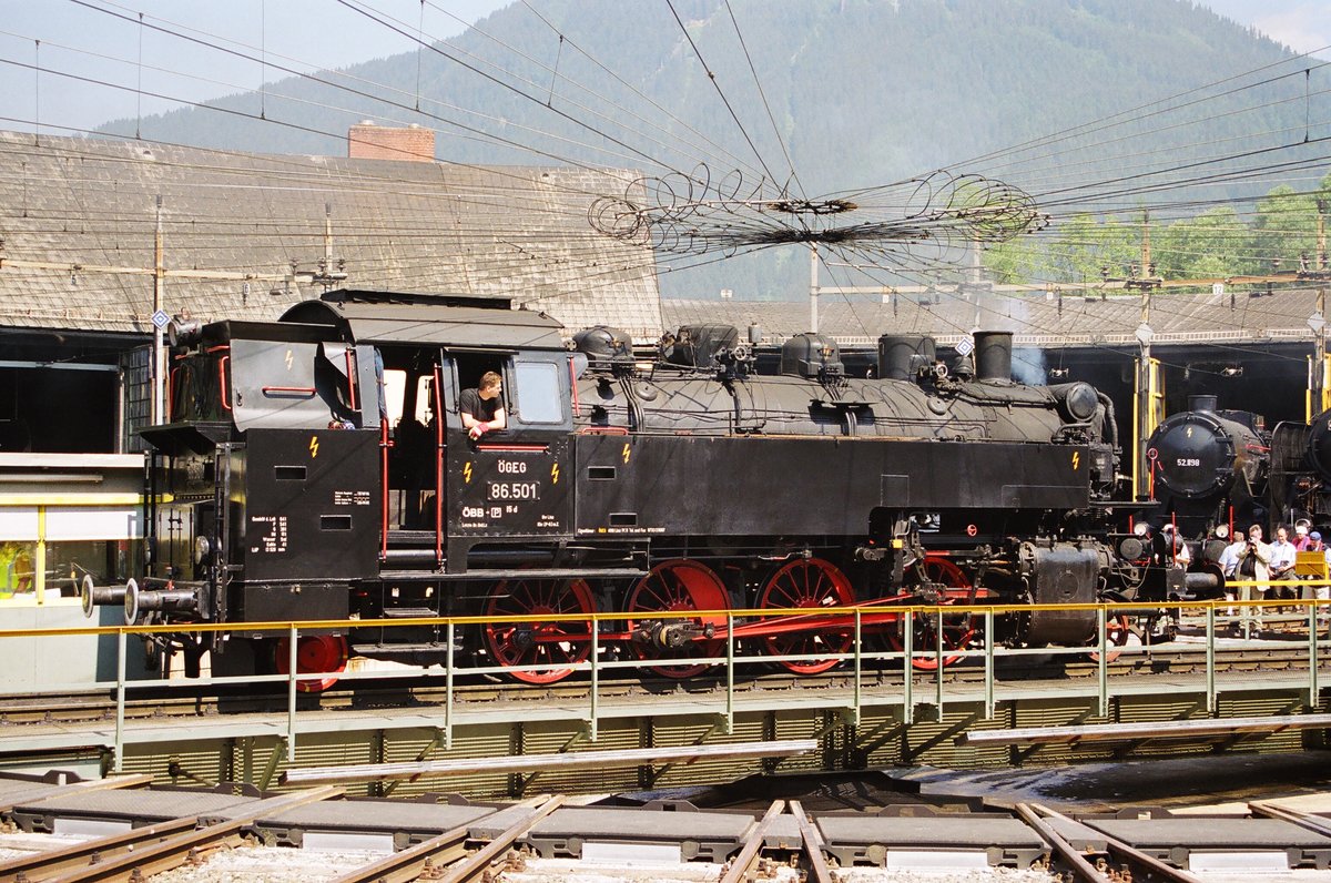 Vom 7. bis 9. Juni 2003 fand im österreichischen Selzthal das zweite Dampflokfest statt. Ich habe es am 8.6. besucht. Hier wird Lok ÖBB 86 501 auf der Drehscheibe präsentiert.