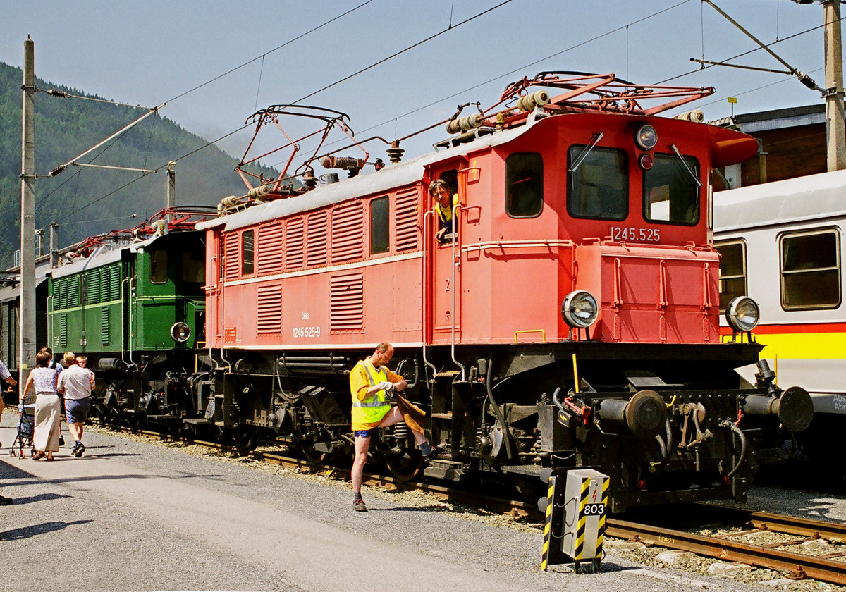 Vom 7. bis 9. Juni 2003 fand im österreichischen Selzthal das zweite Dampflokfest statt. Wir haben es am 8.6. besucht. Die E-Lok 1245 525 und 005 der ÖBB starten demnächst zu einer Rundfahrt mit einem Sonderzug.