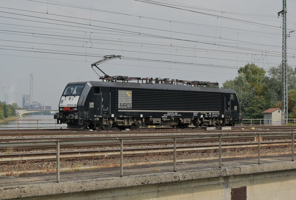 Vom Abstellgleis am Ostende des Heilbronner Hbf kommt die 189 806-3 in den Güterbahnhof gefahren. Hier holt sie den leeren Kohlezug ab, den die NIAG Nr.5 vom Kraftwerk Heilbronn gebracht hat. 6. September 2018.
Im Hintergrund ist der Kühlturm des Kraftwerks zu sehen.