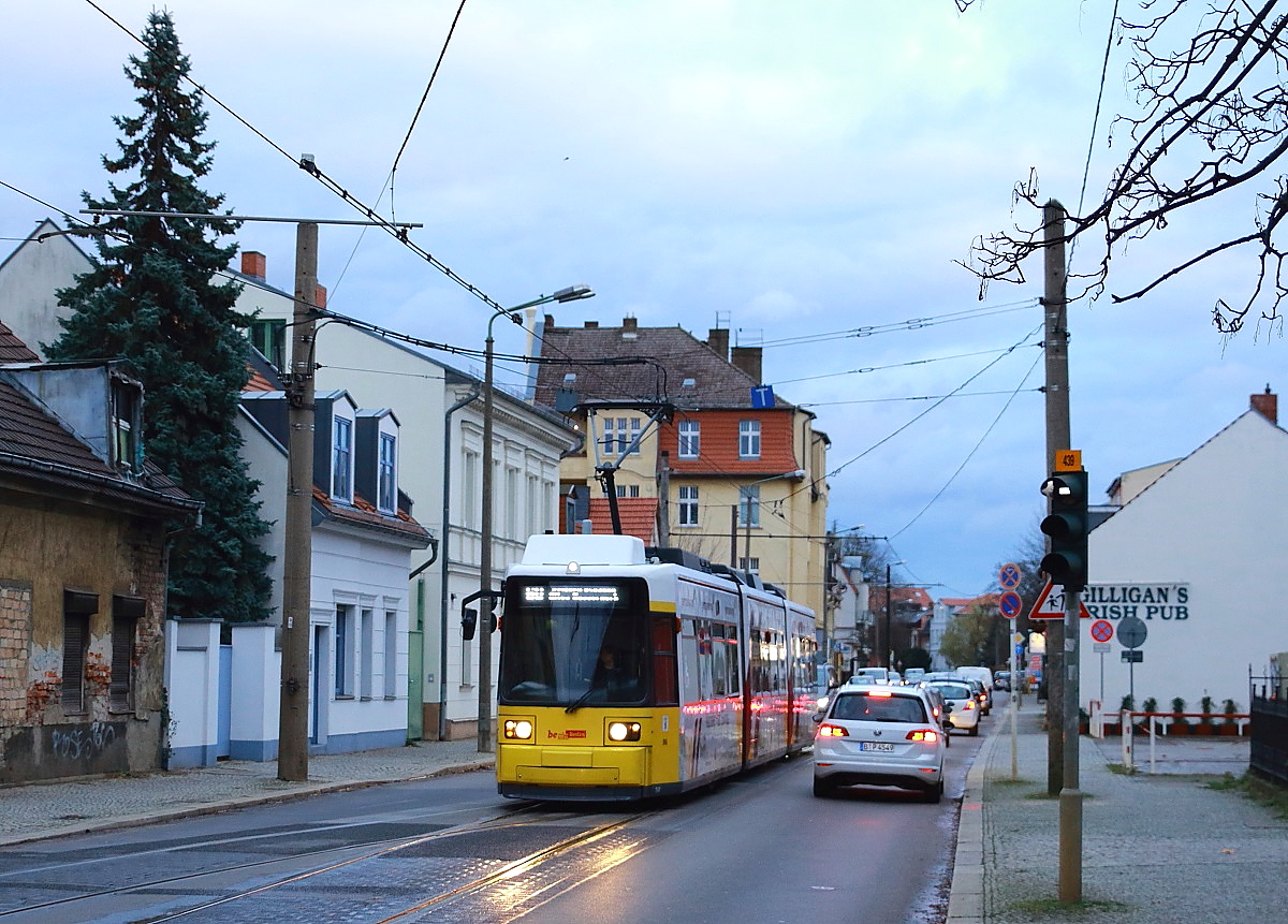 Vom Alten Wasserwerk kommend erreicht ein BVG-Zug der Linie 60 am 18.11.2015 die Haltestelle Müggelseedamm/Bölschestraße in Friedrichshagen