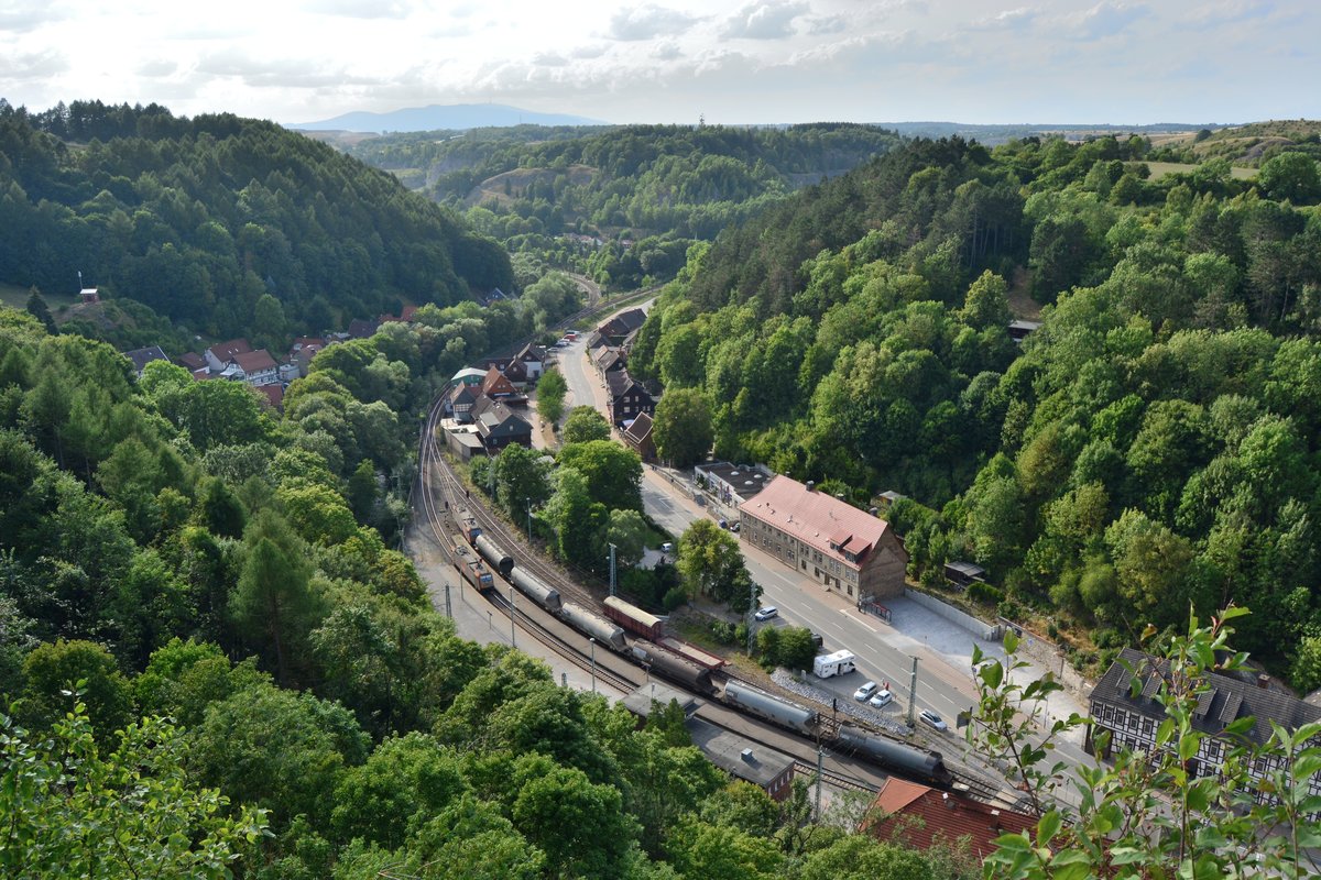 Vom Aussichtspavillon Hoher Kleef hat man einen guten Blick über Rübeland und den Bahnhof. In seiner Lage im Tal wirkt der Ort vom Pavillon fast wie eine Modellbahn.
Im Bahnhof rangieren währenddessen 185 640 und 185 641.

Rübeland 08.08.2018