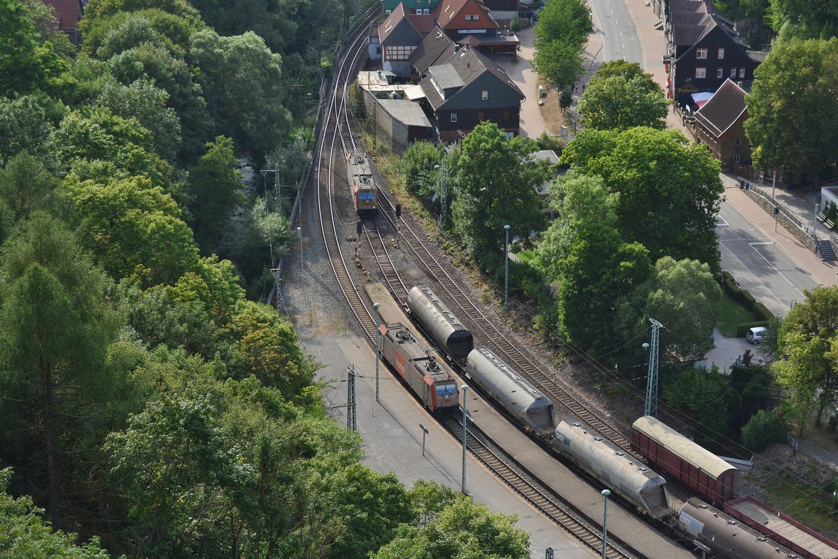 Vom Aussichtspavillon Hoher Kleef wirkt der Bahnhof Rübeland bald wie eine Modellbahn. Hier rangieren 185 640 und 185 641 im Bahnhof Rübeland.

Rübeland 08.08.2018