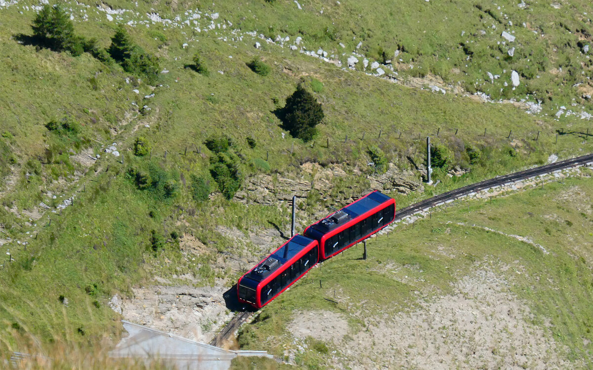 Vom Aussichtspunkt Esel aus gesehen: der Doppeltriebwagen f�hrt sogleich in den Tunnel weit unten ein. Pilatus Kulm, 19.8.2026