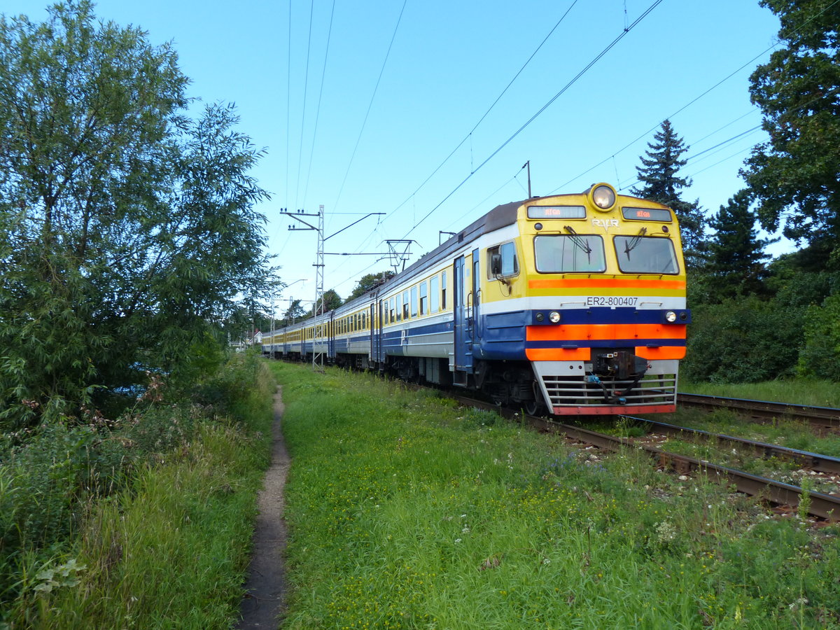 Vom Badeort Jūrmala verkehren etwa halbstündlich Züge in die lettische Hauptstadt Riga. Der Verkehr auf der Strecke ist S-Bahn-ähnlich mit vielen Halten. Eine Fahrkarte für die etwa 30-minütige Fahrt kostet 1,40 Euro, zu erwerben im Bahnhof oder - wenn dort kein Verkauf vorgesehen ist - auch im Zug. 9.8.2016, ER2-800407