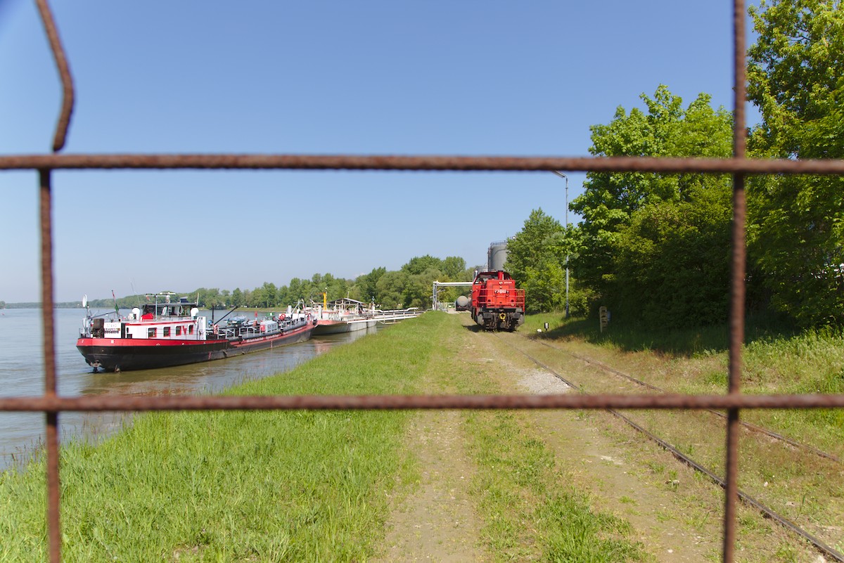 Vom Bahnhof Korneuburg führt eine Anschlussbahn zum dortigen Getreidespeicher und einem Tanklager, bei dem dieses Bild von der 2070.054 entstanden ist. Das Tanklager leigt direkt an der Donau. (06.05.2016)
