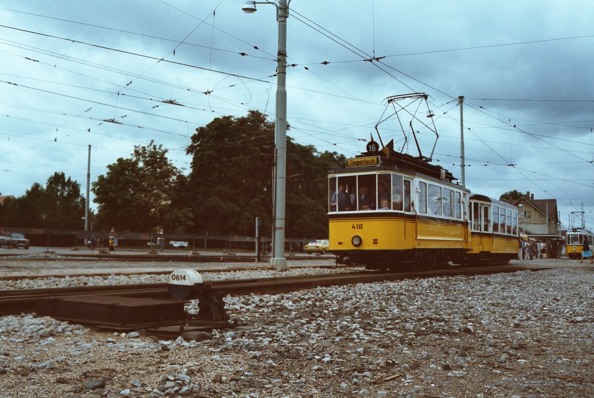Vom Bahnhof Möhringen ist nur noch das Bahnhofsgebäude erhalten. Hier fährt nun in der Gegenwart die Stadtbahn auf vielen Gleisen. Am 04.09.1983 wurde eine Sonderfahrt mit TW 418 und BW 1241 veranstaltet zu Ehren der neuen Stadtbahnwagen, welche zunächst nur zwischen Vaihingen und Plieningen eingesetzt wurden.   