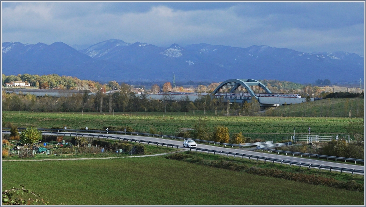 Vom Bahnhof San Piero a Sieve führt eine Strasse in den Ortskern, und in der Gegenrichtung   aufs Land  und bietet dort einen herrlichen Blick in Tal des Sieve und die Schnellfahrstrecke Bologna - Firenze, die hier auf dem 641 langen Piana della Sieve zwischen zwei Tunnels kurz ans Tageslicht kommt, eine schöne  Ausnahme  dieser Strecke, verlaufen doch 71.8 Kilometer von 78 Kilometer in Tunneln.
14. Nov. 2017