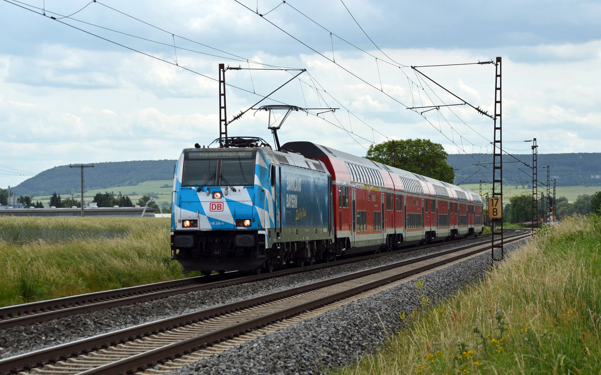 Vom Bahnland Bayern nach Hessen war 146 246 unterwegs, als sie am 16.06.17 einen RE nach Frankfurt(M) durch Retzbach-Zellingen beförderte.