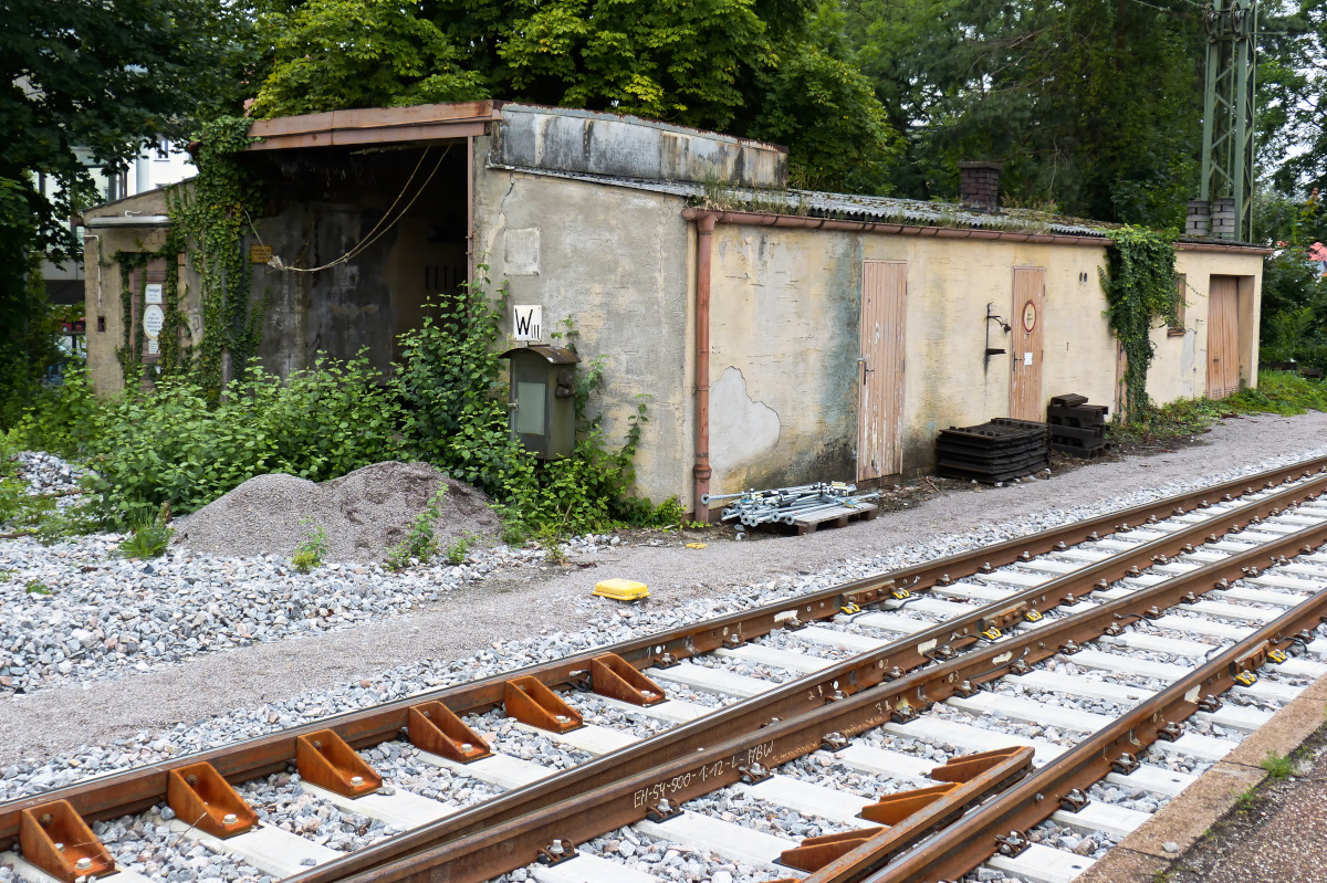 Vom Bahnsteig 3 aus Richtung Norden (siehe rechte untere Bildecke) sieht man im Bahnhof Straubing diesen sehr kleinen Lokschuppen oder was das auch immer mal gewesen ist. Vielleicht weiß ja wwr was? 06.08.2016