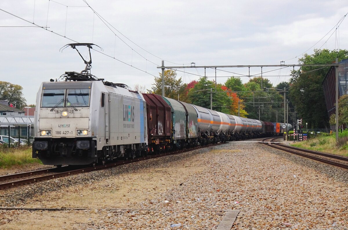Vom Bahnsteig aus fotografiert: Umgeleiteter Mischguterzug mit Lineas 186 427 durchfahrt am 16 Oktober 2021 Wijchen.