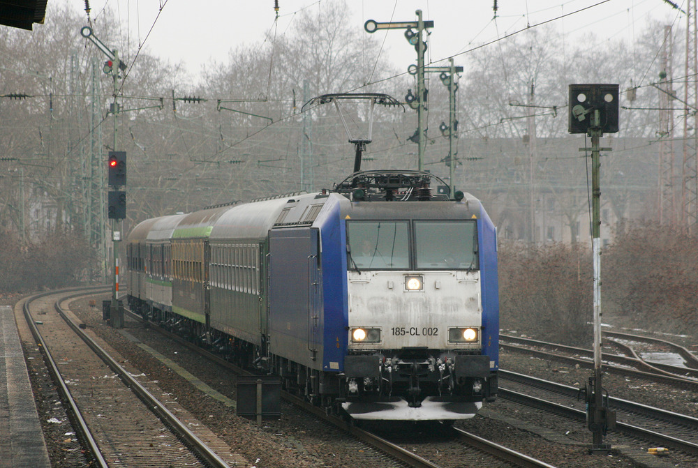 Vom Bahnsteig des Bahnhofs Düsseldorf-Bilk entstand dieses Foto von 185-CL 002 nebst RE 13-Ersatzpark.
Aufgenommen am 12.02.2010.