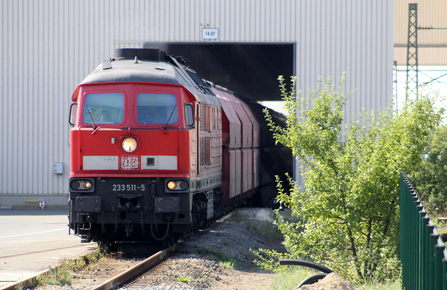 Vom Bahnsteig des Bahnhofs Iphofen konnte ich 233 511 ablichten, wie sie eine der Hallen des Knauf-Werks verlässt.
Aufgenommen am 5. August 2013.