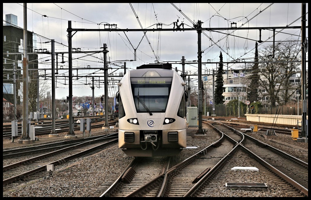 Vom Bahnsteig Kopf aus wirkt die Einfahrt eines Arriva Ahlstom Triebwagen so, als wenn das Fahrzeug direkt auf den Fotografen zufährt. In Wahrheit biegt es aber gleich nach rechts weg. Der VT kommt übrigens auf der Linie RS 11 aus Roermond und erreicht hier den Endbahnhof Venlo am 22.07.2022 um 15.37 Uhr. 