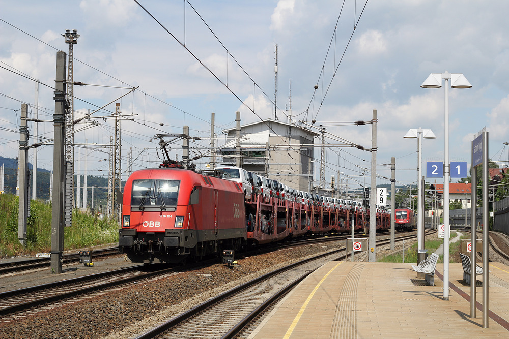 Vom Bahnsteig der S-Bahn-Station Salzburg-Gnigl wurde 1116 184 mit ihrem angehängten Güterzug dokumentiert.
Aufnahmedatum: 01.08.2016