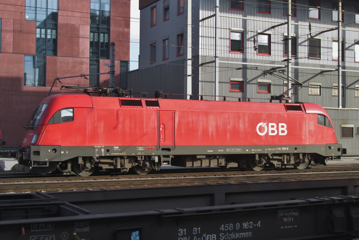 Vom Bahnsteig und über ein KLV-Wagen fotografiert wurde ÖBB 1116 159 in Linz Hbf am 15 September 2015.