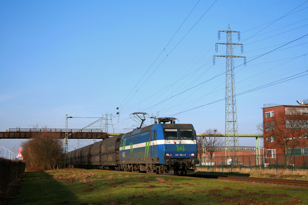 Vom Bahnsteigende des Haltepunkts Dormagen Chempark entstand dieses Bild von NIAG 14 mit Kohlezug.
Die Aufnahme stammt vom 29. Januar 2009.