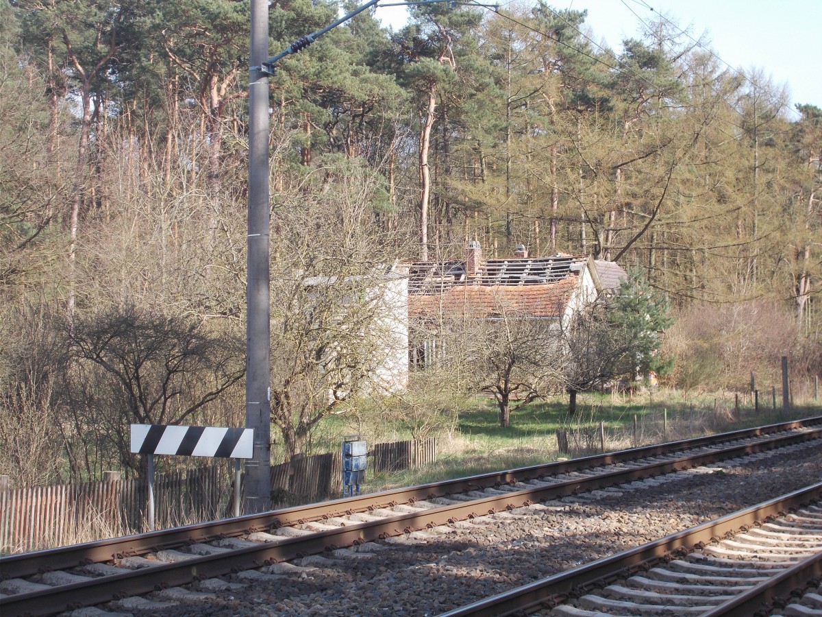 Vom Bahnübergang in Horst(Strecke Stralsnd-Berlin)hat man den Blick auf die Reste eines Postenhäuschen.Aufnahme vom 20.April 2015.