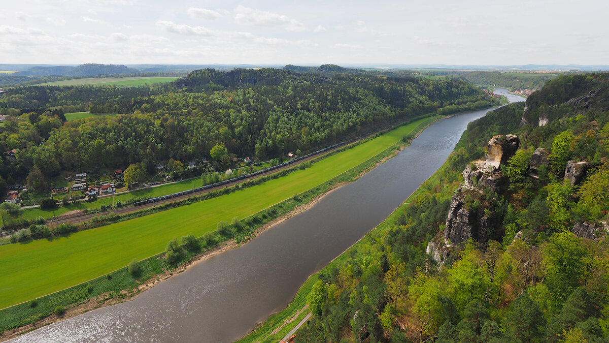 Vom  Balkon Sachsens , der Aussichtsplattform am Basteifelsen im Elbsandsteingebirge der Sächsischen Schweiz, konnte 193 621 von Siemens, vermietet an Beacon Rail, aufnehmen.

Rathen, der 13.04.2024