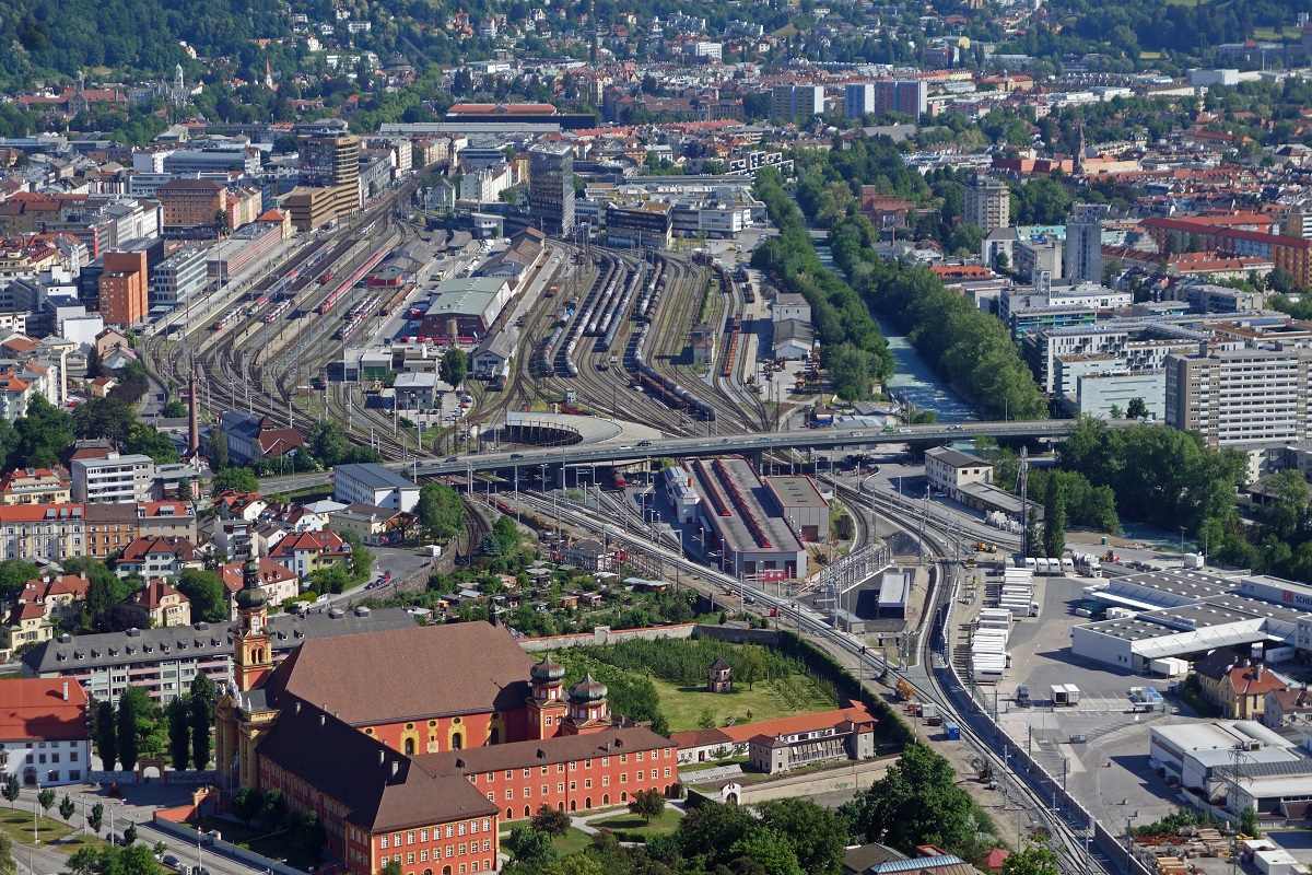 Vom Bergisel hat man einen ausgezeichneten Blick auf die ÖBB-Anlagen in Innsbruck. Neben dem Personenbahnhof ist auch der Frachtenbahnhof, der Traktionstandort mit Rundschuppen und die Halle des TS-Werkes zu sehen. Das Bild entstand am 13.Mai.2018.