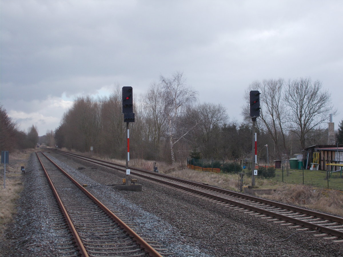 Vom Bobitzer Bahnsteig lassen sich die Ausfahrsignale Richtung Bad Kleinen fotografieren.Aufnahme vom 20.März 2016.