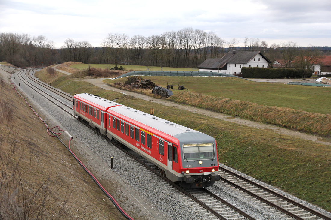 Vom Brückenbauwerk Eichkapellenstraße im Süden von Mühldorf wurde 628 628 auf seinem Weg nach Landshut fotografiert.
Aufnahmedatum: 1. März 2017
