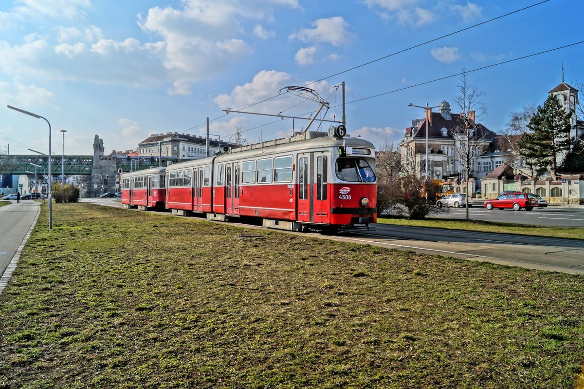 Vom Burgplatz kommend, ist der E1 4508 der Wiener Linien am 08.03.2017 mit c3 1234 als Linie 6 nach Kaiserebersdorf unterwegs und wird in Kürze die Haltestelle Margarethengürtel erreichen. Im Hintergrund ist der Viadukt der Wiener Stadtbahn zu sehen.