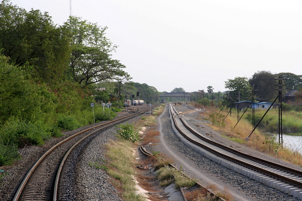 Vom derzeitigem Modernisierungs-, Umbau- und Neubauprogramm der SRT ist auch die Northern Line betroffen. - In der ersten Umbauphase werden neu die 32 Km lange Umfahrung Lop Buri errichtet, die 116 Km Lop Buri - Pak Nam Pho zweigleisig, kreuzungsfrei ausgebaut, der Containerterminal Nakhon Sawan und 31 Brücken neu sowie 21 Stationen um- bzw. neugebaut. - Das Bild vom 29.März 2023 (aufgenommen durch die Stirnwandtüre des letzten Wagen des ORD 202) zeigt den südlichen Einfahrbereich der Pak Nam Pho Station, das Stellwerk ist ist dem Ausbau zum Opfer gefallen und schon abgerissen.