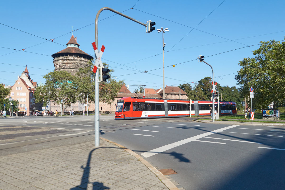 Vom Doku-Zentrum zum Westfriedhof fuhr GT8N-2 1114 der Nürnberger Verkehrs-Aktiengesellschaft am 03.09.2021 als Linie 6 in die Haltestelle Plärrer ein.